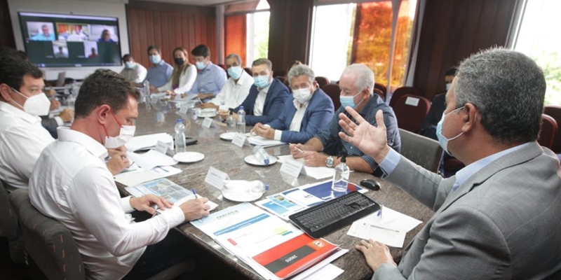 Governador se re�ne com prefeitos das cidades atingidas pelas chuvas para acelerar a��es de recupera��o