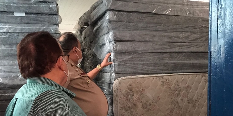 Com alagamentos, aumenta demanda por colch�es em base log�stica no sul da Bahia