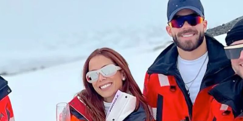Pipo Marques posa ao lado de Anitta durante viagem para Isl�ndia