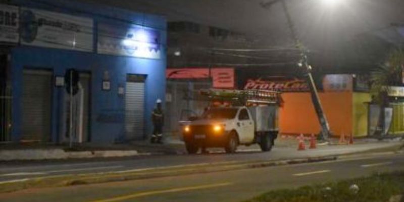 CIDADE: Carreta bitrem derruba postes na Zona Sul de Vit�ria da Conquista