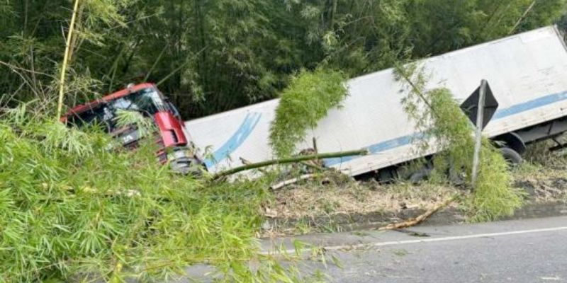 Carreta tomba em ribanceira na Serra do Mar�al