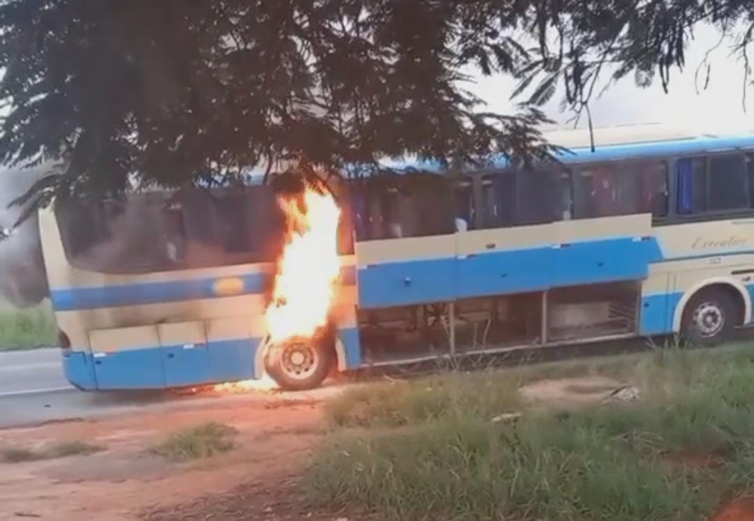 �nibus vindo para Conquista pega fogo e assusta passageiros