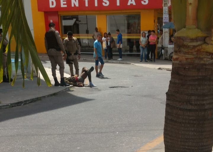 URGENTE EM CONQUISTA! Homem � preso ap�s aterrorizar civis com fac�o no Centro da cidade