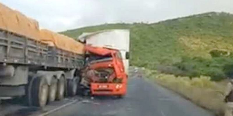 Acidente envolve 3 caminh�es entre Itapetinga e Itamb�