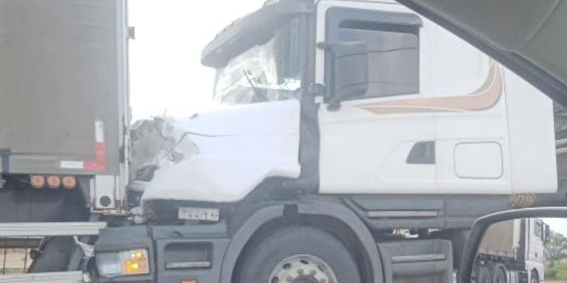 CONQUISTA: Carreta bate no fundo de outra no Anel Vi�rio, nas imedia��es do Miro Cairo