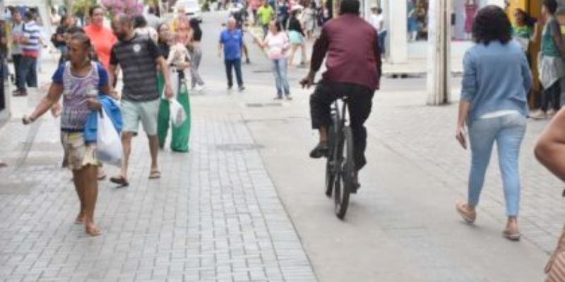 Alameda Ramiro Santos: Pedestres enfrentam perigo com as bicicletas velozes em Vit�ria da Conquista