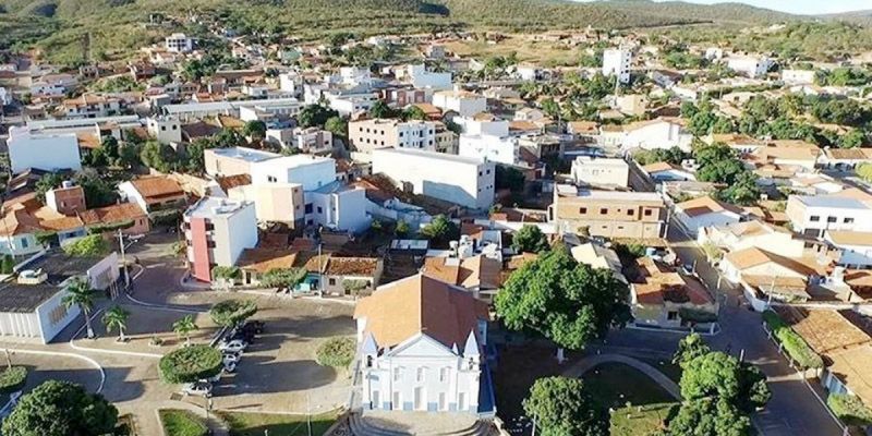 4 homens s�o internados ap�s beberem cacha�a supostamente envenenada; 2 deles v�o a �bito