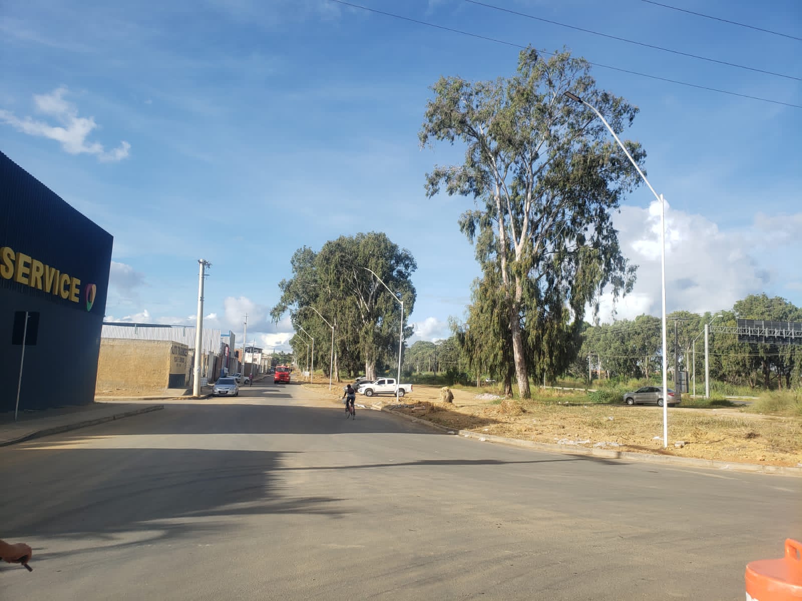 GRANDE NOT�CIA! Nova ilumina��o come�a a ser instalada no Comveima I