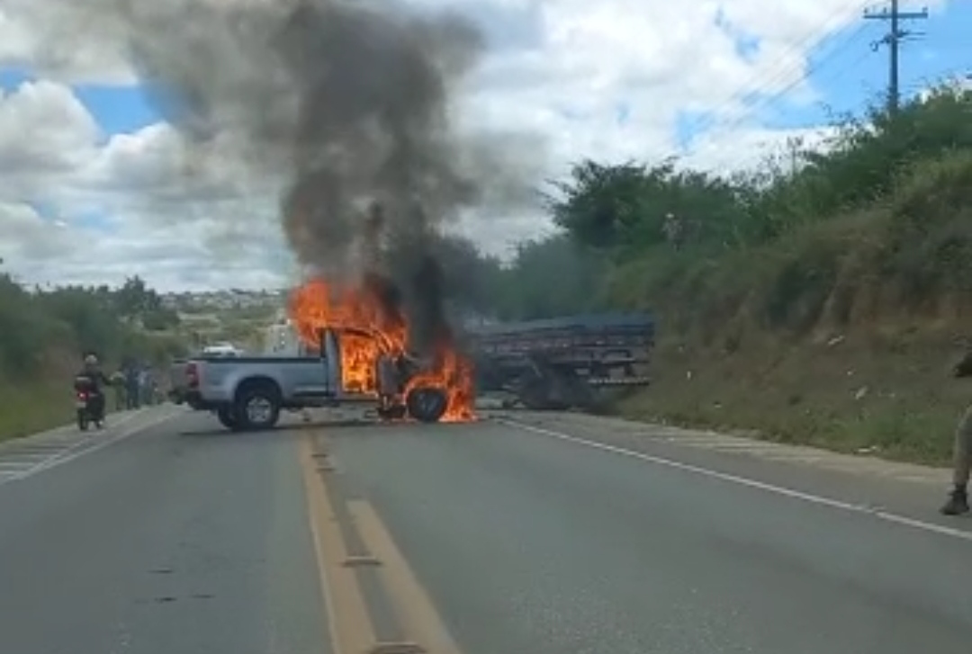 URGENTE! Carro pega fogo ap�s grave acidente no Anel Rodovi�rio