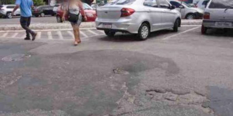 PRA�A BAR�O DO RIO BRANCO: Buraco que surgiu no ano passado � uma armadilha em Vit�ria da Conquista